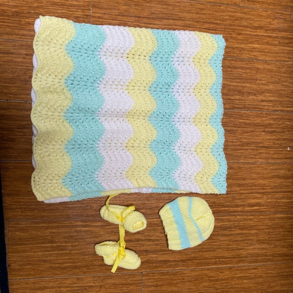 Charming Knit Baby Hat and Booties Set - Yellow and Mint